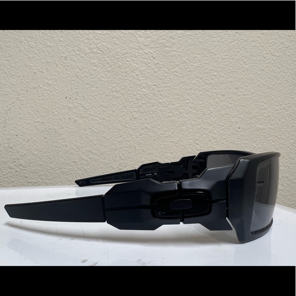 Oakley Mens sunglasses
